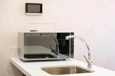a microwave oven sitting on top of a kitchen counter at Style et Comfortable au Centre de la Ville in Marrakech