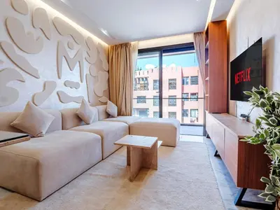 a living room with a couch and a tv at Style et Comfortable au Centre de la Ville in Marrakech