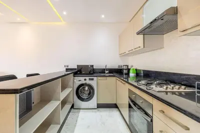 a kitchen with a washer and a washing machine at Appartement haut standing au centre de Marrakech in Marrakech