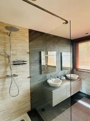 a bathroom with two sinks and a shower at Villa sur golf avec piscine privée chauffée in Marrakech