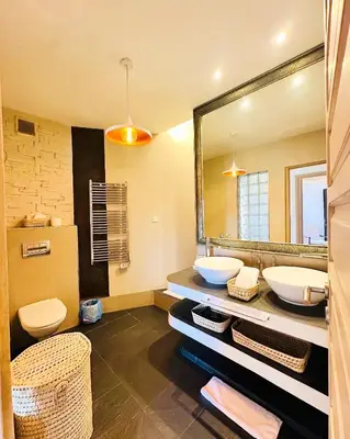a bathroom with two sinks and a mirror at Magnifique 2 chambres Terrasse et Wifi à Marrakech in Marrakech