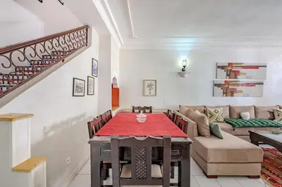 a living room with a table and a couch at Appartement Duplex confort qualité très bien situé in Marrakech