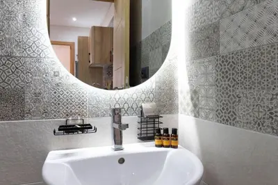 a bathroom with a sink and a mirror at Studio moderne à deux pas du coeur de la ville in Marrakech