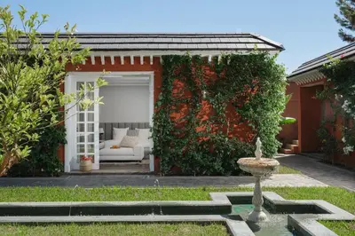 a garden with a white couch and a fountain at Villa à Marrakech in Marrakech