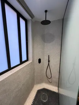 a shower with a glass door in a bathroom at Appartement Élégant et Spacieux Près de Carré Eden in Marrakech