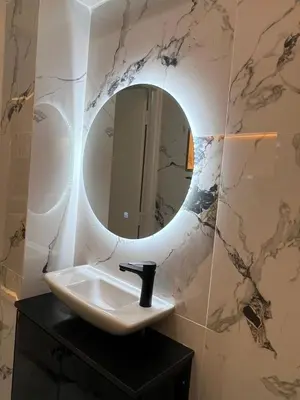 a bathroom with a sink and a mirror at Superbe appartement à Marrakech in Marrakech