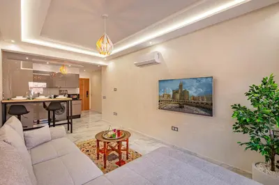 a living room with a couch and a kitchen at appt élégant et confort dans le centre de Marrakech in Marrakech