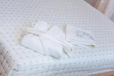 a pile of white towels on a bed at Appartement Duplex Hivernage in Marrakech