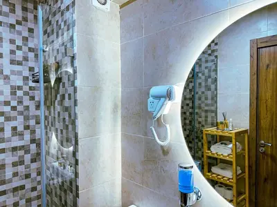 a shower with a blow dryer in a bathroom at Appartement au centre de Gueliz, hivernage in Marrakech