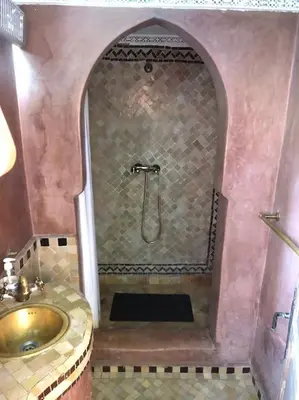 a bathroom with a shower with a sink and a tub at Appartement Riad élégant chic au cœur de Guéliz in Marrakech