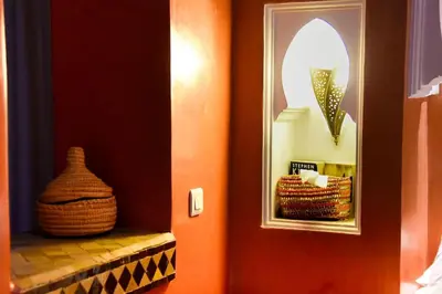 a room with a mirror and a vase on a shelf at Appartement Riad élégant chic au cœur de Guéliz in Marrakech
