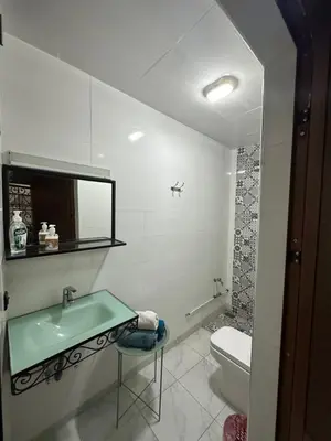 a bathroom with a green sink and a toilet at 5 min Aéroport Appartement avec Terrasse et Grand Appartement in Marrakech