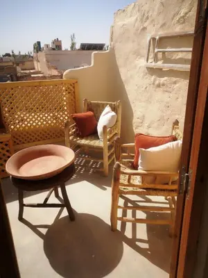 a group of chairs and a table on a balcony at BAHIA BIKE APPART 1 - Terrasse in Marrakech