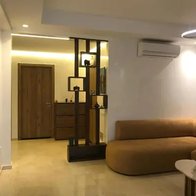 a living room with a couch and a mirror at Luxueux Appartement Domaine de Noria, Wifi, Clim, Piscine, Résidence Privée in Marrakech