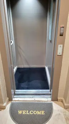 a welcome mat in front of a door with a welcome sign at le familial vous attend a L'Hivernage face Gare CTM in Marrakech