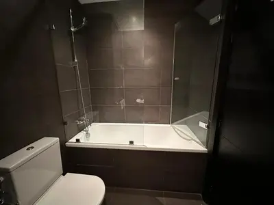 a bathroom with a tub and a toilet and a shower at Duplex à l hivernage in Marrakech