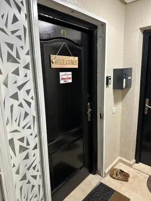 a black door with a sign that reads yield conduit at le chaleureux a 10mn de l'aeroport face a la gare CTM Hivernage in Marrakech