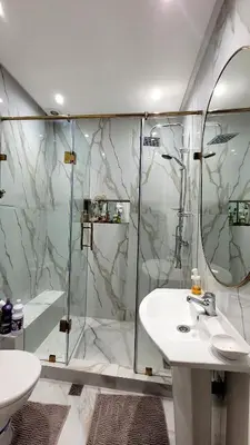 a bathroom with a shower and a sink and a toilet at le chaleureux a 10mn de l'aeroport face a la gare CTM Hivernage in Marrakech