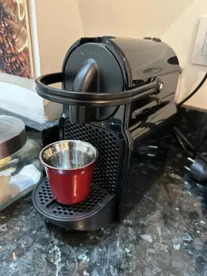 a coffee maker with a red cup in it at le chaleureux a 10mn de l'aeroport face a la gare CTM Hivernage in Marrakech