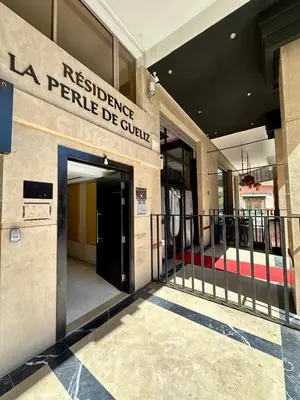 a entrance to a building with a sign that reads refuge perille de quality at Appartement chambre et salon Perle20 Gueliz in Marrakech