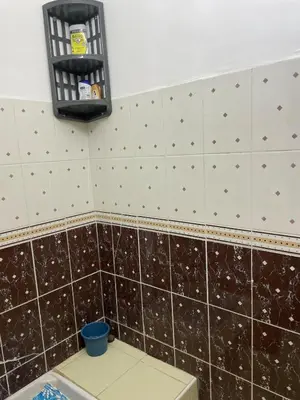 a bathroom with a black and white tiled wall at Jolie appartement à Marrakech in Marrakech