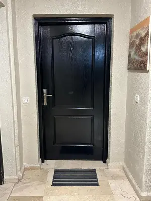 a black door in a corner of a room at DARNA 34 FACE GARE CTM HIVERNAGE a 10MN DE L'AEROPORT in Marrakech