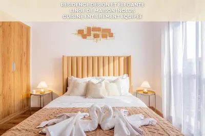 a bedroom with a bed with white towels on it at Livia cosy - Clim, Wifi, Jardin à 10min de l'Aéroport in Marrakech