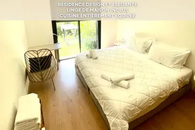 a bedroom with a large white bed in a room at Ana cosy - Clim, Wifi, Jardin à 10min de l'Aéroport in Marrakech
