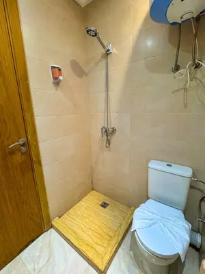 a small bathroom with a toilet and a shower at Appartement luxe au cœur de Marrakech in Marrakech