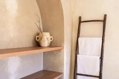 a shelf with a vase and a towel at Suite luxueuse avec baignoire ouverte in Marrakech