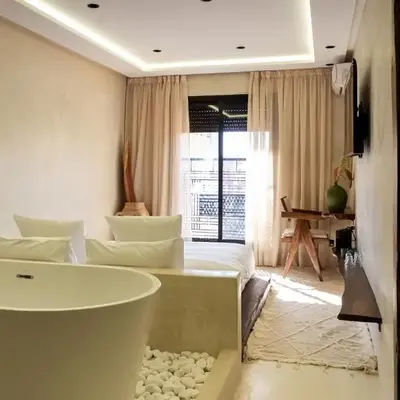 Suite luxueuse avec baignoire ouverte