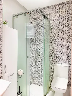 a bathroom with a glass shower with a toilet at Appartement N15 Lumineux Calme & Centre-ville in Marrakech