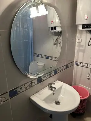 a bathroom with a sink and a mirror at Le stratégique a 10mn de l'aéroport face gare Ctm Hivernage in Marrakech
