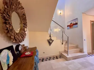 a room with a staircase with a mirror at فيلا فاخرة في مراكش مع حديقة خاصة ومسبح - تجربة استرخاء لا تُنسى in Marrakech