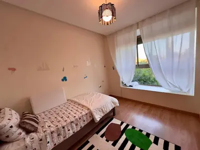 a small bedroom with a bed and a window at فيلا فاخرة في مراكش مع حديقة خاصة ومسبح - تجربة استرخاء لا تُنسى in Marrakech