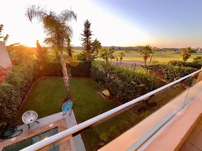 an aerial view of a yard with palm trees at فيلا فاخرة في مراكش مع حديقة خاصة ومسبح - تجربة استرخاء لا تُنسى in Marrakech
