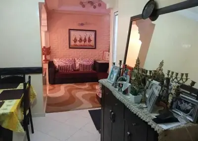 a living room with a couch and a mirror at appartement meuble in Marrakech