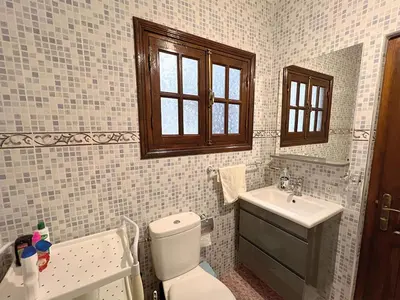 a bathroom with a toilet and a sink at Maison de Vacances Idéale à 10 min de l'Aéroport in Marrakech