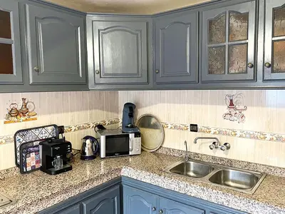 a kitchen counter with a sink and a microwave at Maison de Vacances Idéale à 10 min de l'Aéroport in Marrakech