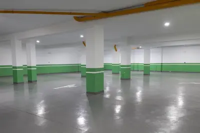 an empty room with green and white columns at Design Calme Luxe Fibre Ultra-Rapide 2CH in Marrakech