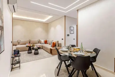 a living room with a table and a couch at Design Calme Luxe Fibre Ultra-Rapide 2CH in Marrakech