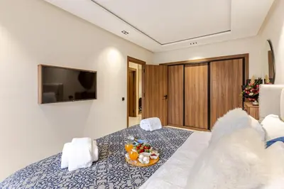 a room with a bed with a bowl of fruit on it at Design Calme Luxe Fibre Ultra-Rapide 2CH in Marrakech