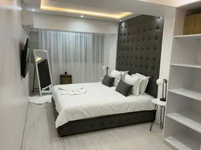 a bedroom with a large bed and a mirror at Duplex 3 chambres centre ville in Marrakech