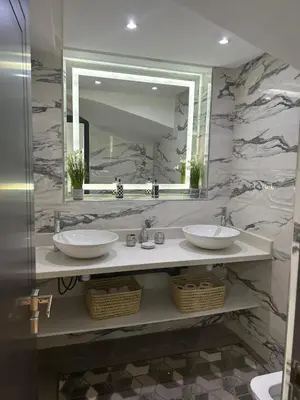 a bathroom with two sinks and a large mirror at Duplex 3 chambres centre ville in Marrakech