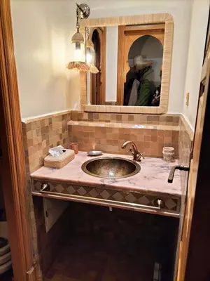 a bathroom with a sink and a mirror at Marrakech Palmeraie 2 appartement 3 ch 7 pers résidence avec piscine in Marrakech