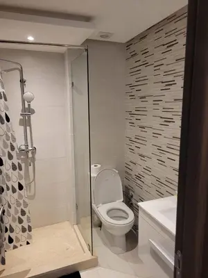 a bathroom with a toilet and a shower at Bel appartement au cœur de Marrakech in Marrakech