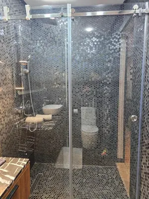 a bathroom with a shower and a toilet and a sink at Apparemment haut de gamme à l'hivernage in Marrakech