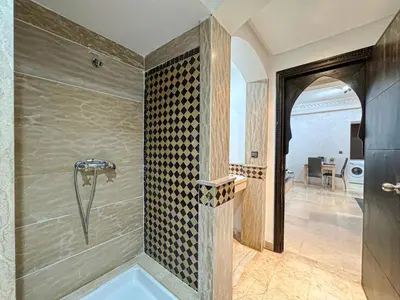 a bathroom with a shower with a tub at Studio moderne avec terrasse, piscine et parking à Guéliz, Marrakech in Marrakech