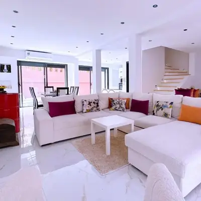 3 bedroom villa with private pool near centre
