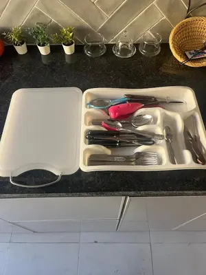 a white tray with utensils in a kitchen sink at Au cœur de la ville ocre in Marrakech